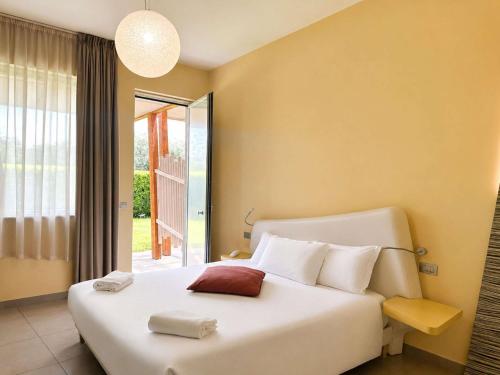Habitación Doble Superior con patio del hotel Ibis Styles Catania Acireale. Foto 1