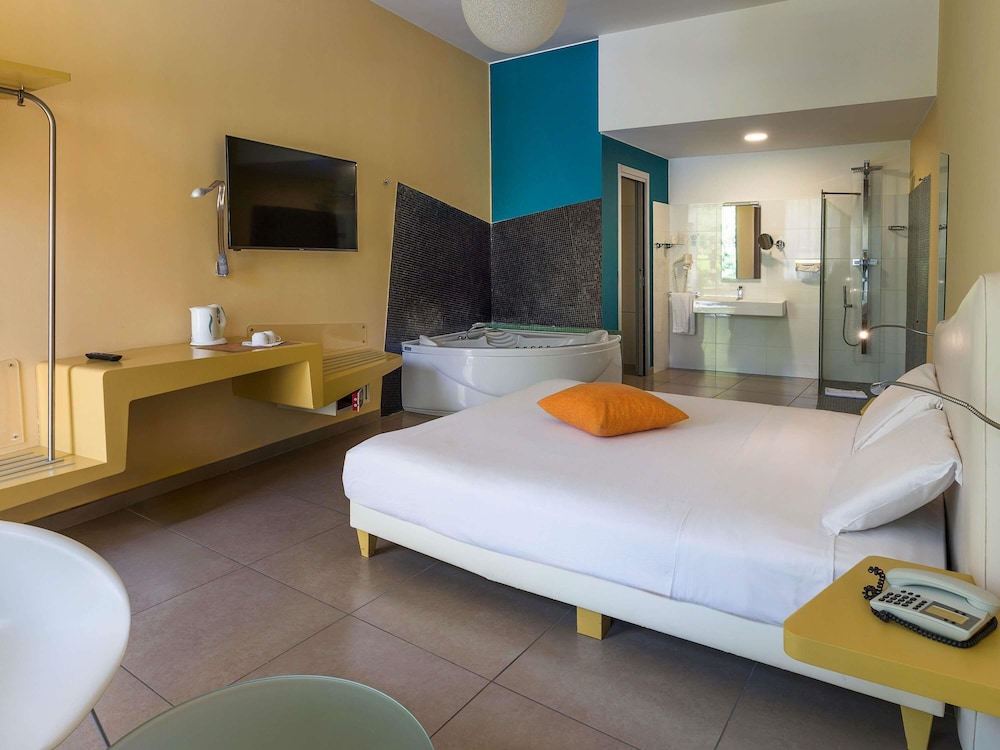 Habitación Superior con 1 cama king size, zona de jardín del hotel Ibis Styles Catania Acireale. Foto 5
