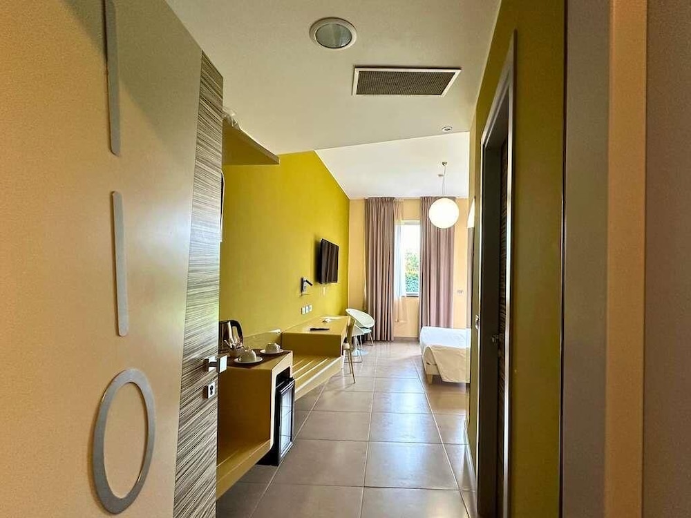 Habitación Superior ecológica con 1 cama king size. Zona de jardín del hotel Ibis Styles Catania Acireale. Foto 5