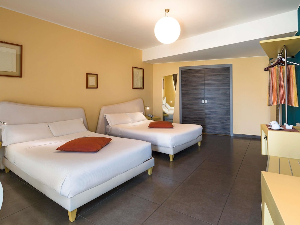 Habitación superior con 2 camas individuales del hotel Ibis Styles Catania Acireale. Foto 4