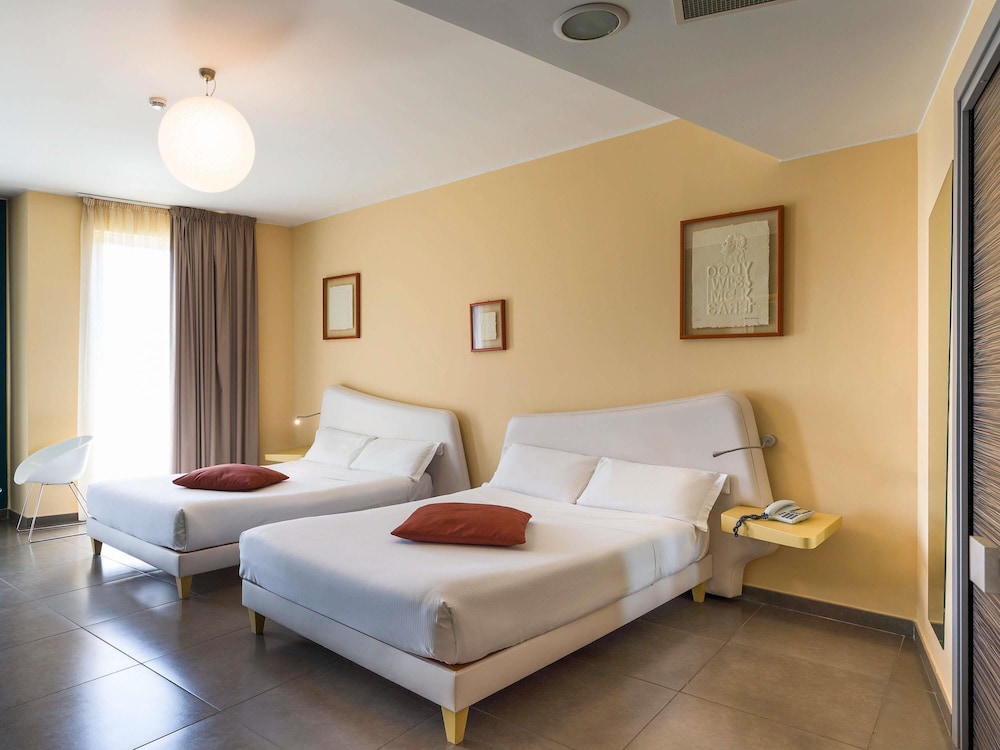 Habitación superior con 2 camas individuales del hotel Ibis Styles Catania Acireale. Foto 7