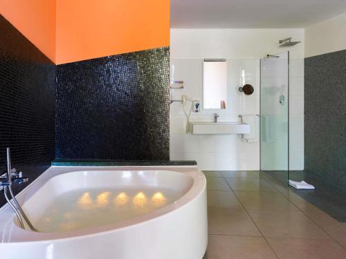 Habitación Superior con 1 cama king size, bañera de hidromasaje, zona de jardín del hotel Ibis Styles Catania Acireale. Foto 3