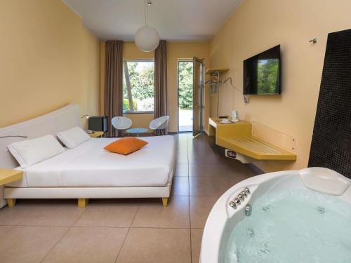 Habitación Superior con 1 cama king size, bañera de hidromasaje, zona de jardín del hotel Ibis Styles Catania Acireale. Foto 4