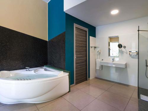 Habitación Superior con 1 cama king size, bañera de hidromasaje, zona de jardín del hotel Ibis Styles Catania Acireale. Foto 5