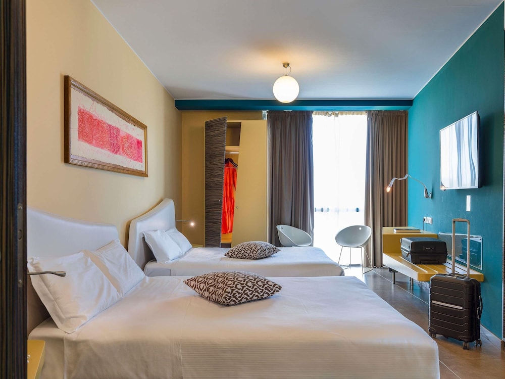 Suite Deluxe con 2 camas dobles del hotel Ibis Styles Catania Acireale. Foto 16