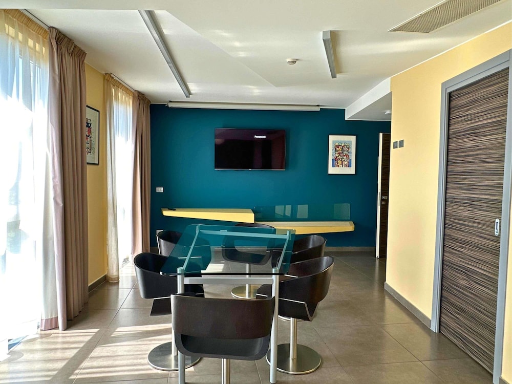 Suite Deluxe con 2 camas dobles del hotel Ibis Styles Catania Acireale. Foto 17