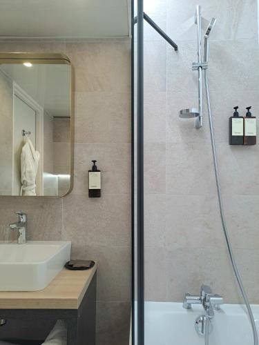 Habitación Deluxe con cama extragrande del hotel Best Western Opera Batignolles. Foto 5