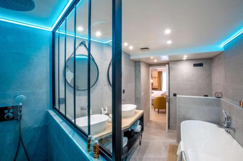 Suite con cama extragrande del hotel Best Western Opera Batignolles. Foto 1