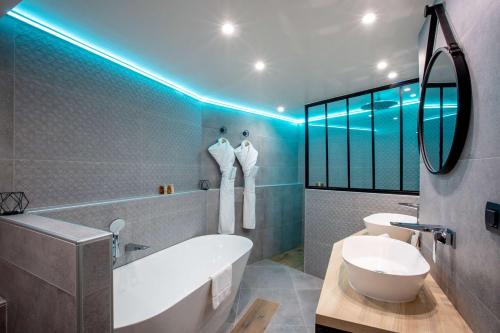 Suite con cama extragrande del hotel Best Western Opera Batignolles. Foto 2
