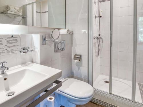 Habitación Clásica con cama grande del hotel Best Western PLUS de l'Arbois. Foto 3