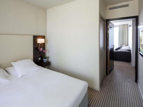 Suite con cama grande, sofá cama y terraza del hotel Best Western PLUS de l'Arbois. Foto 1