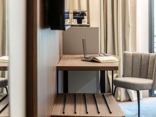 Privilege Room with One King Bed and One Sofa Bed with Balcony del hotel Best Western PLUS de l'Arbois. Foto 1