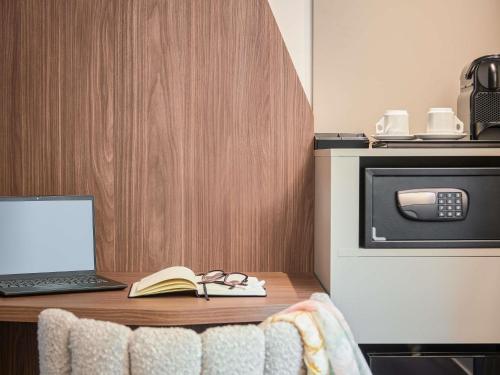Privilege Room with One King Bed and One Sofa Bed with Balcony del hotel Best Western PLUS de l'Arbois. Foto 3