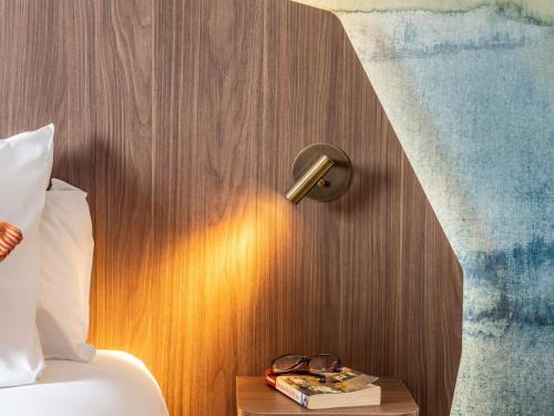 Privilege Room with One King Bed and One Sofa Bed with Balcony del hotel Best Western PLUS de l'Arbois. Foto 5