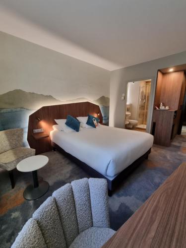Privilege Room with One King Bed and One Sofa Bed with Balcony del hotel Best Western PLUS de l'Arbois. Foto 7