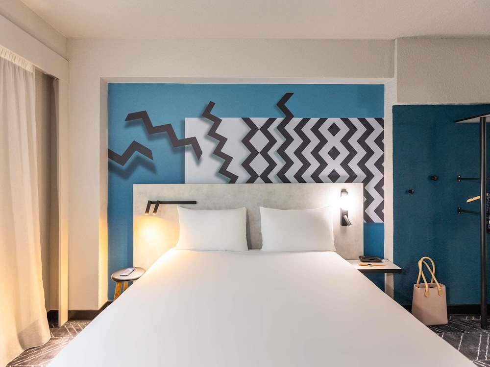 Habitación superior: cama king size que puede convertirse en 2 camas individuales bajo petición del hotel Ibis Styles Bordeaux Meriadeck