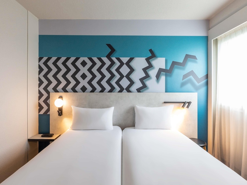 Habitación superior: cama king size que puede convertirse en 2 camas individuales bajo petición del hotel Ibis Styles Bordeaux Meriadeck. Foto 1