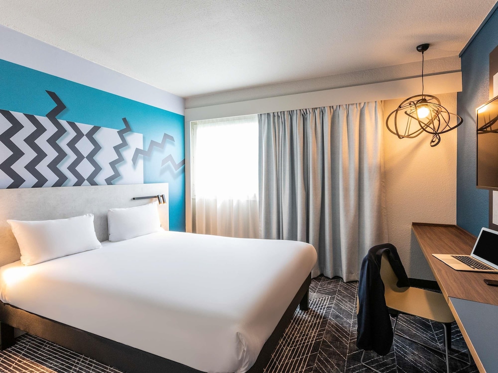 Habitación superior: cama king size que puede convertirse en 2 camas individuales bajo petición del hotel Ibis Styles Bordeaux Meriadeck. Foto 2