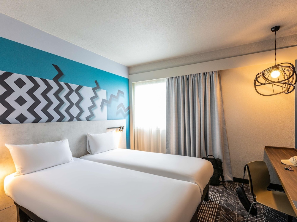Habitación superior: cama king size que puede convertirse en 2 camas individuales bajo petición del hotel Ibis Styles Bordeaux Meriadeck. Foto 4