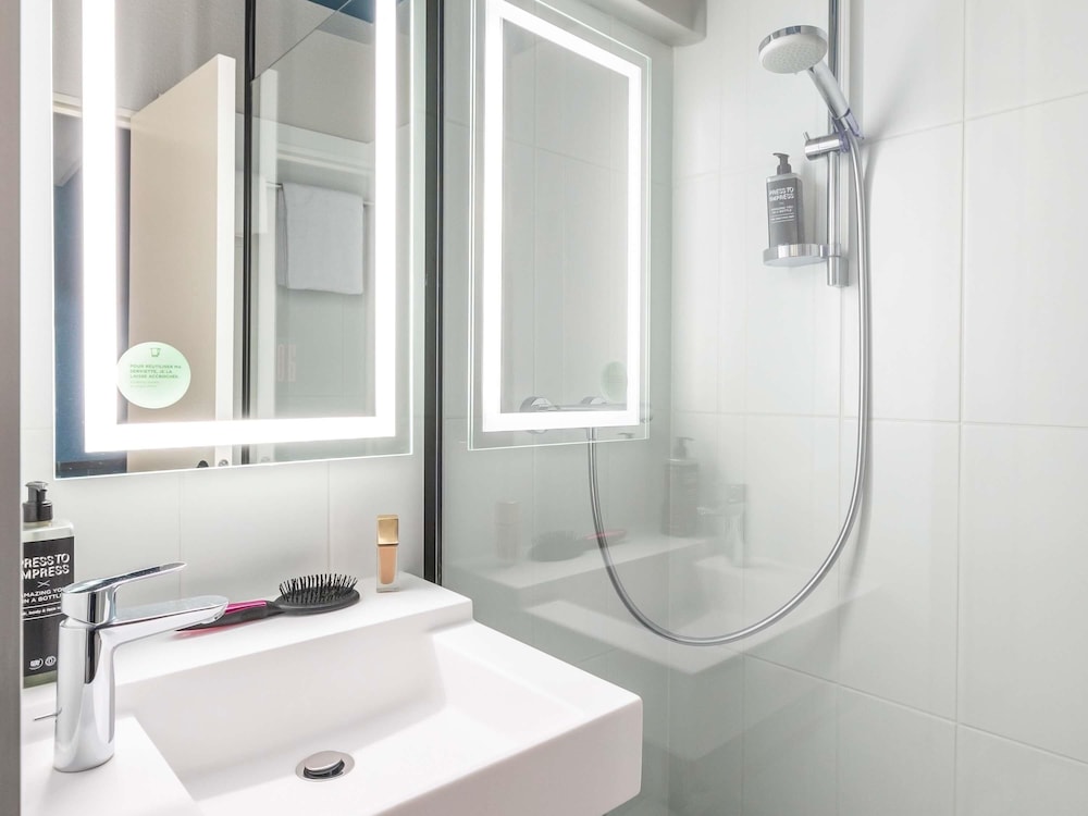 Habitación superior: cama king size que puede convertirse en 2 camas individuales bajo petición del hotel Ibis Styles Bordeaux Meriadeck. Foto 5