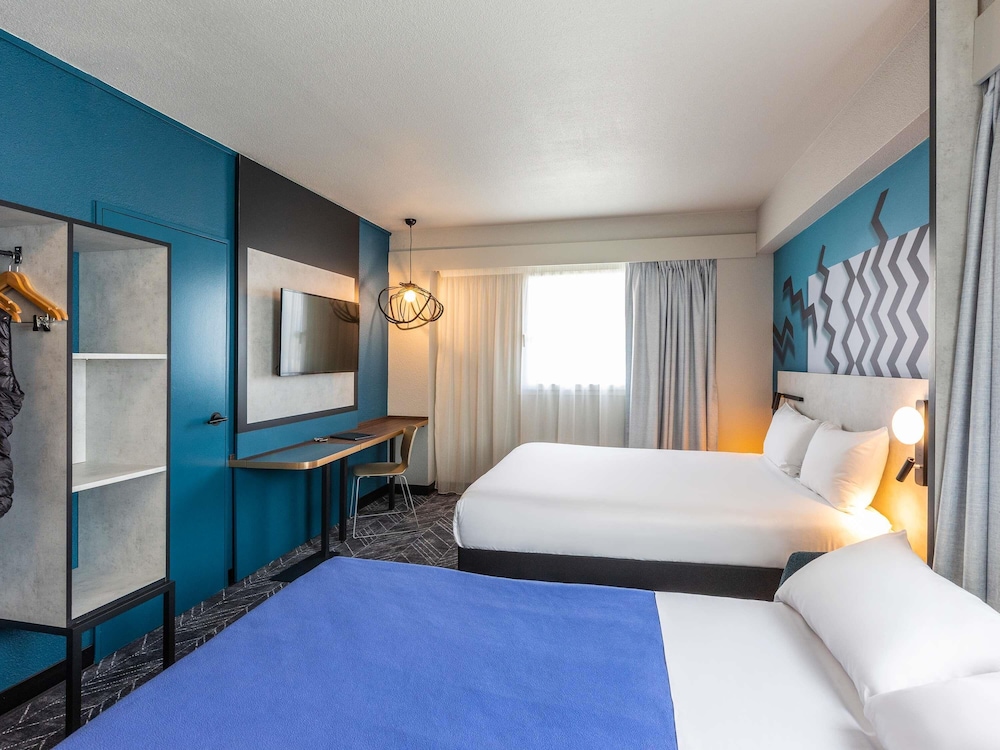 Habitación premium con cama queen size y sofá - cama doble del hotel Ibis Styles Bordeaux Meriadeck. Foto 3