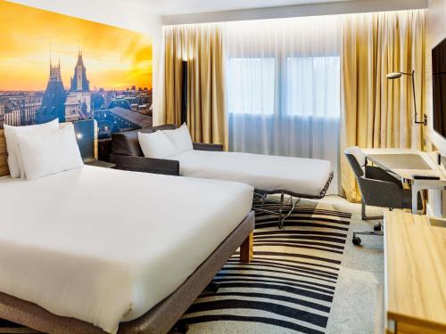 Habitación Superior con cama grande y sofá cama de 1 plaza del hotel Novotel Paris 14 Porte d'Orléans. Foto 1