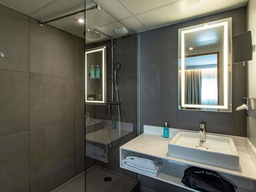 Habitación Superior - 1 cama grande del hotel Novotel Paris 14 Porte d'Orléans. Foto 1