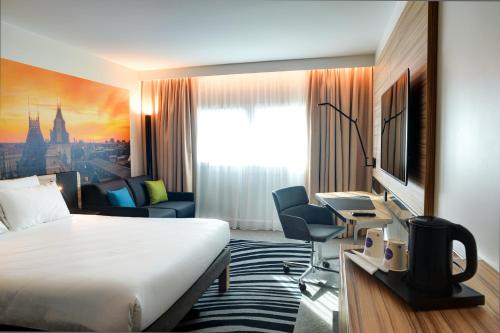 Habitación Superior con cama grande y sofá cama de 1 plaza del hotel Novotel Paris 14 Porte d'Orléans