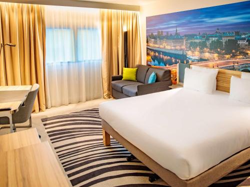 Habitación Superior con cama grande y sofá cama de 1 plaza del hotel Novotel Paris 14 Porte d'Orléans. Foto 2