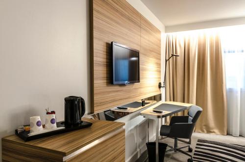 Habitación Superior con cama grande y sofá cama de 1 plaza del hotel Novotel Paris 14 Porte d'Orléans. Foto 11