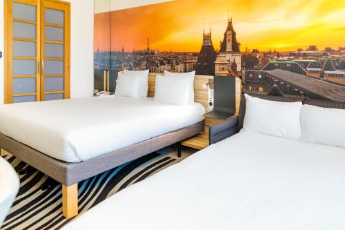 Habitación Superior con cama grande y sofá cama de 1 plaza del hotel Novotel Paris 14 Porte d'Orléans. Foto 12