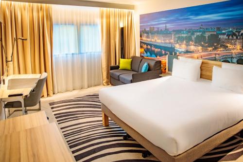 Habitación Superior con cama grande y sofá cama de 1 plaza del hotel Novotel Paris 14 Porte d'Orléans. Foto 15