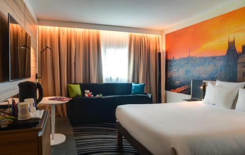 Habitación Superior con cama grande y sofá de 2 plazas del hotel Novotel Paris 14 Porte d'Orléans