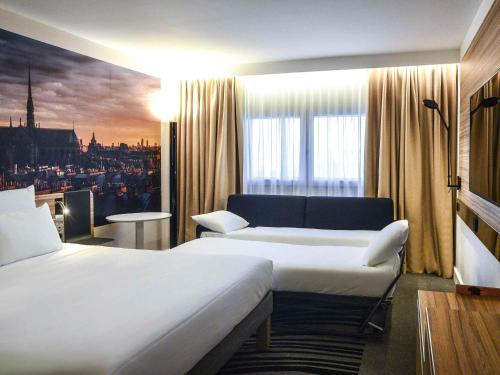Habitación Superior con cama grande y sofá de 2 plazas del hotel Novotel Paris 14 Porte d'Orléans. Foto 4