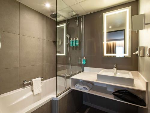 Habitación Executive con cama grande y sofá de 2 plazas - Vistas a París del hotel Novotel Paris 14 Porte d'Orléans. Foto 3