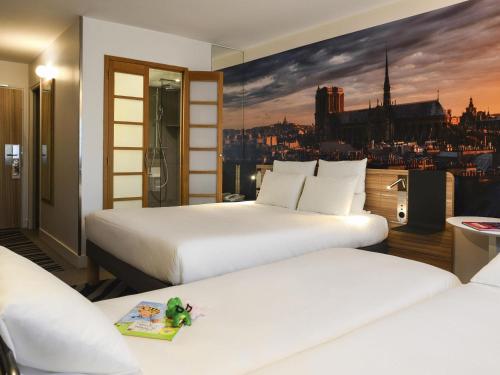 Habitación Superior con cama grande y sofá de 2 plazas del hotel Novotel Paris 14 Porte d'Orléans. Foto 4