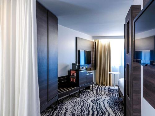 Habitación Executive con cama grande y sofá de 2 plazas - Vistas a París del hotel Novotel Paris 14 Porte d'Orléans. Foto 6