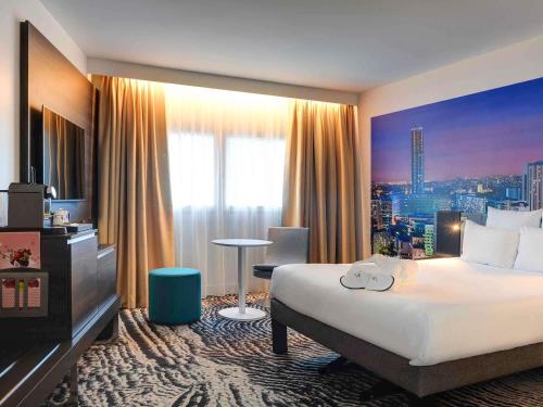 Habitación Executive con cama grande y sofá de 2 plazas - Vistas a París del hotel Novotel Paris 14 Porte d'Orléans. Foto 7