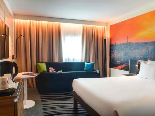 Habitación Superior con cama grande y sofá de 2 plazas del hotel Novotel Paris 14 Porte d'Orléans. Foto 4