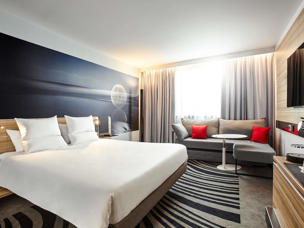 Habitación Ejecutiva con 1 cama doble y 1 sofá que se puede convertir en camas individuales del hotel Novotel Lyon Bron Eurexpo