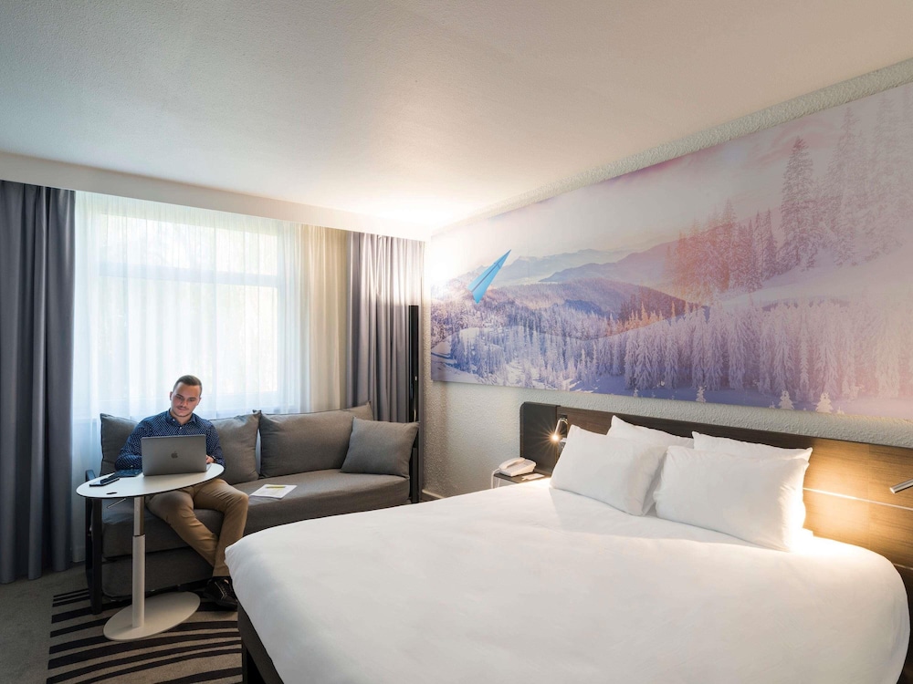 Habitación Ejecutiva con 1 cama doble y 1 sofá que se puede convertir en camas individuales del hotel Novotel Lyon Bron Eurexpo. Foto 2