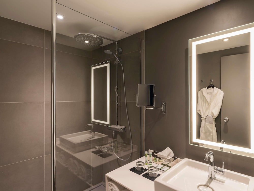 Habitación Ejecutiva con 1 cama doble y 1 sofá que se puede convertir en camas individuales del hotel Novotel Lyon Bron Eurexpo. Foto 3
