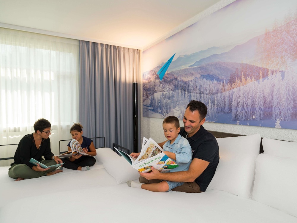 Habitación Ejecutiva con 1 cama doble y 1 sofá que se puede convertir en camas individuales del hotel Novotel Lyon Bron Eurexpo. Foto 4