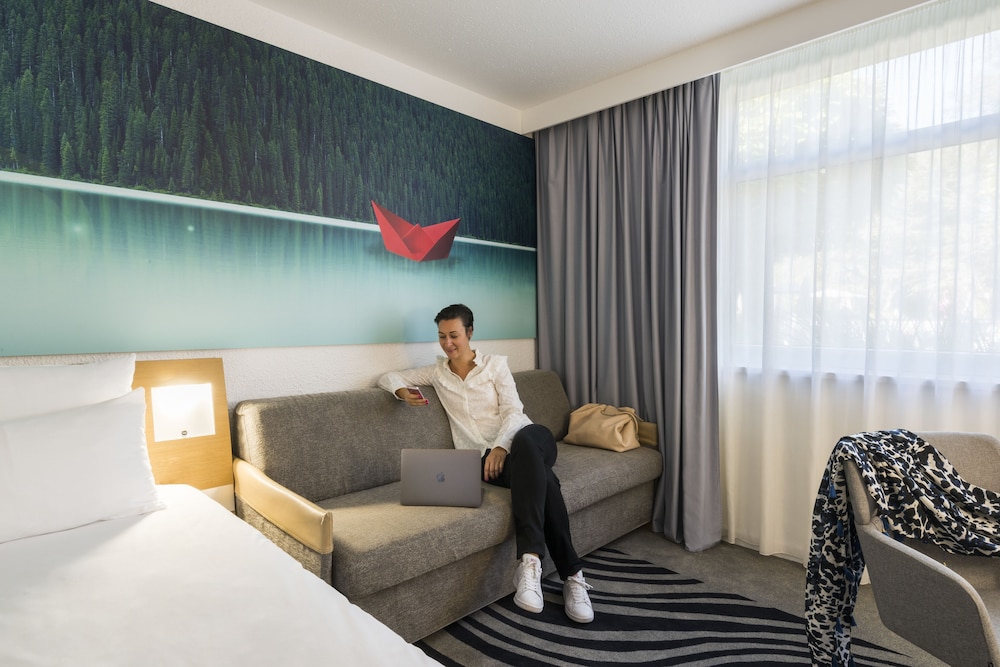 Habitación Clásica con 1 cama doble y 1 sofá - cama doble del hotel Novotel Lyon Bron Eurexpo. Foto 1