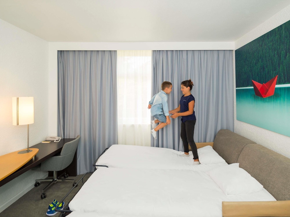 Habitación Clásica con 1 cama doble y 1 sofá - cama doble del hotel Novotel Lyon Bron Eurexpo. Foto 2