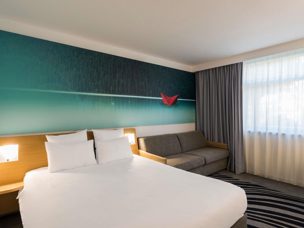 Habitación Clásica con 1 cama doble y 1 sofá - cama doble del hotel Novotel Lyon Bron Eurexpo. Foto 4