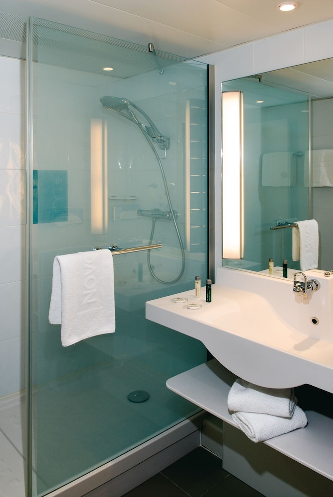 Habitación Clásica con 1 cama doble y 1 sofá - cama doble del hotel Novotel Lyon Bron Eurexpo. Foto 5