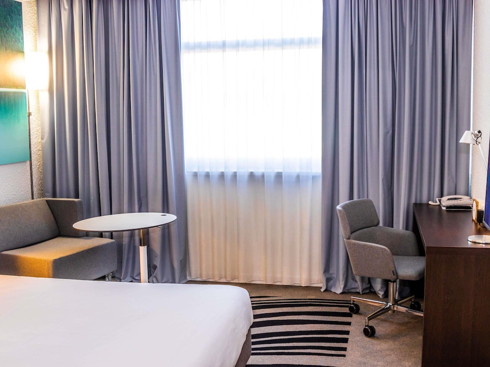 Habitación Clásica para personas con movilidad reducida con 1 cama doble del hotel Novotel Lyon Bron Eurexpo. Foto 1