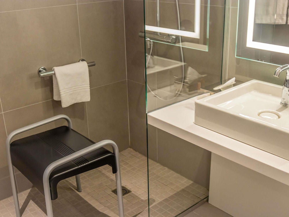 Habitación Clásica para personas con movilidad reducida con 1 cama doble del hotel Novotel Lyon Bron Eurexpo. Foto 2