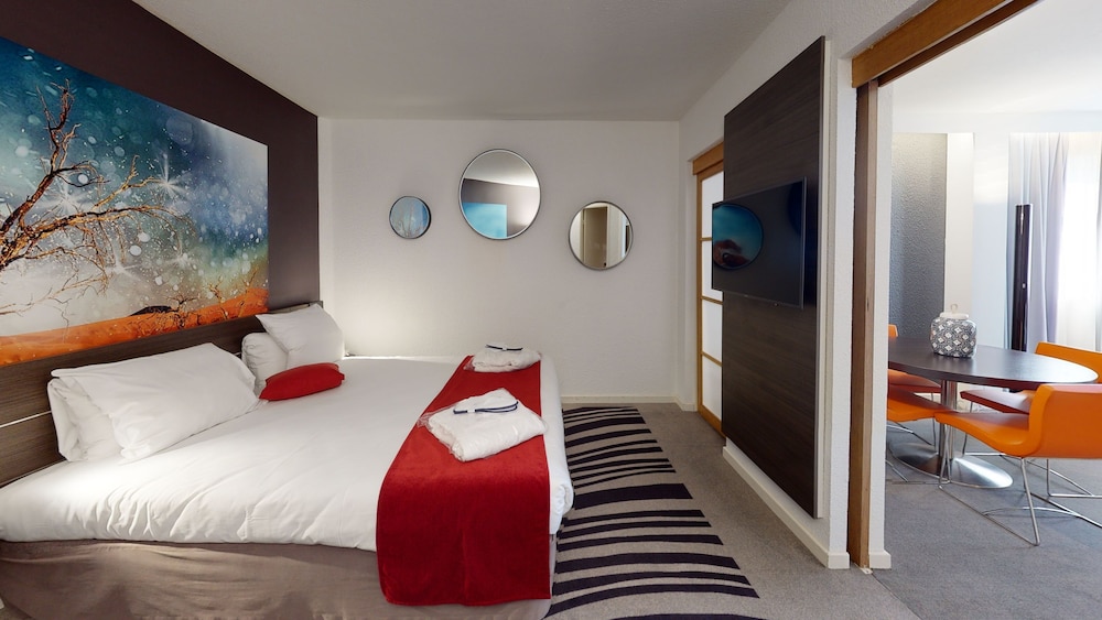 Suite con 1 cama doble y 1 sofá - cama doble del hotel Novotel Lyon Gerland Musée Des Confluences. Foto 3